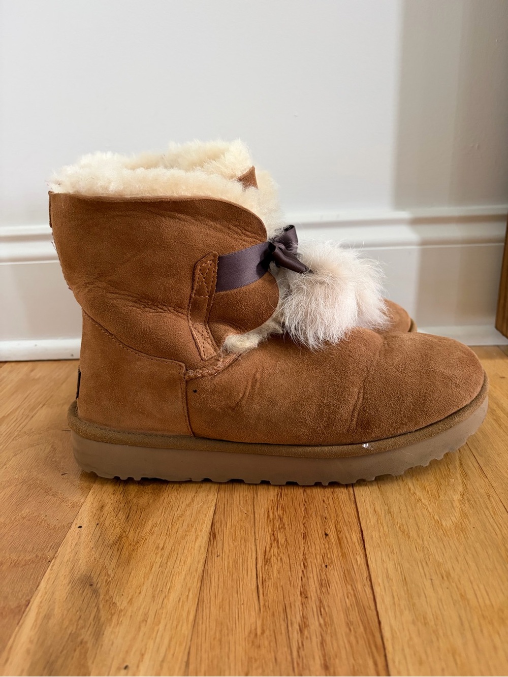 UGG Chestnut Pom Pom Sheepskin Boots Women’s Size 9